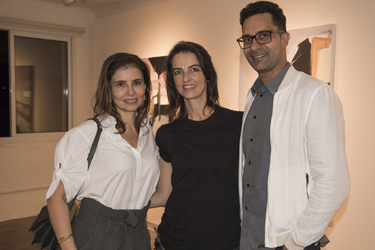 Fotografia da artista com dois convidados no evento